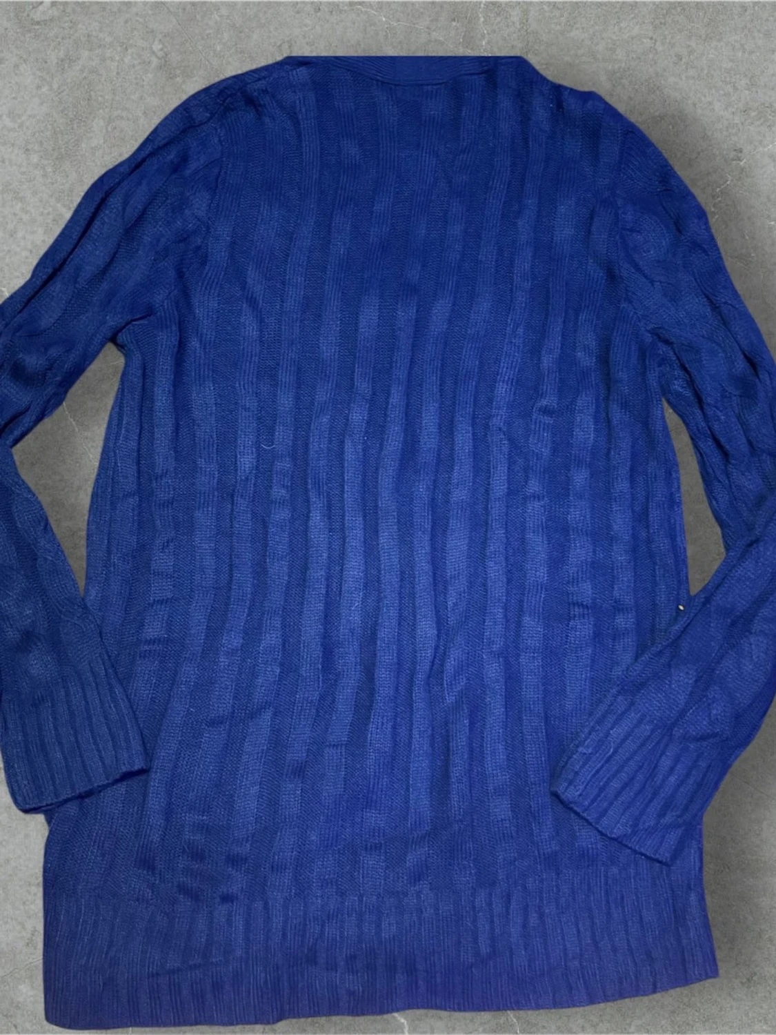 Blå kabelstickad kofta med knappar - 2