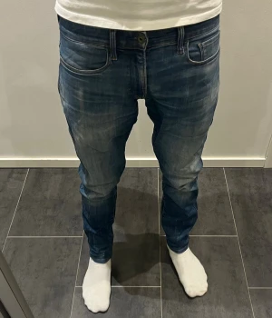 G-star Raw Jeans - Hej säljer dessa jättefina jeans från G-star Raw i storlek w29 L32, perfekta året runt och går aldrig ur stil. Exklusiva fina modeller. Skriv gärna vid intresse!