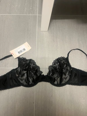 Balconette bh - Super fin och skön bh med bygel och ovadderad kupa. Har spets runtom. Har justerbara axelband och hysk och hakesstägning. Aldrig använd, endast testad. Har prislapp kvar. Nypris 249 Normal i storleken. OBS kommer behöva returnera denna inom en vecka om den inte säljs. 