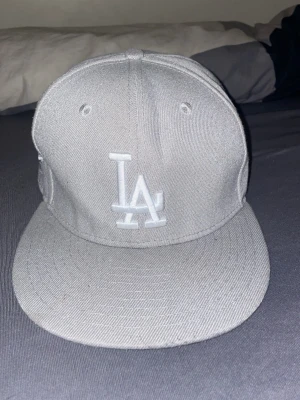 Grå LA KEPS  - Bilderna visar en  La keps storlek 7 3/8. 