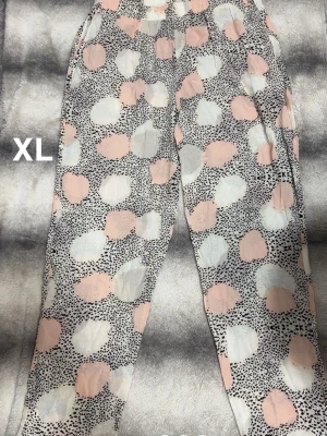 Prickiga byxor XL - Säljer ett par byxor i storlek XL med coolt prickigt mönster i svart, vitt och ljusrosa. Byxorna har elastisk midja och är perfekta för chill dagar hemma. 🌸Sparsamt använda. Storlek XL