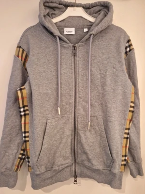 Zip hoodie  - Säljer min burberry zip hoodie i storlek S och den är i perfekt skick och väldigt snygg o skön. Priset kan diskuteras också 