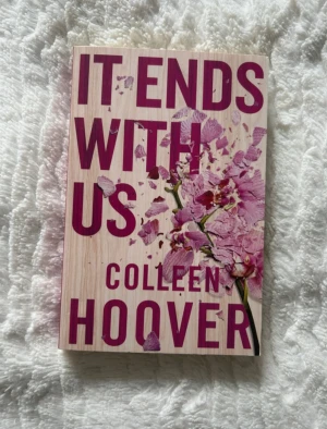 It Ends With Us - En gripande och känslosam roman om kärlek, relationer och svåra val. Perfekt för dig som gillar starka berättelser med mycket känslor och oväntade vändningar. Boken är lättläst och passar både unga vuxna och tonåringar som vill ha en bok att sträckläsa.
