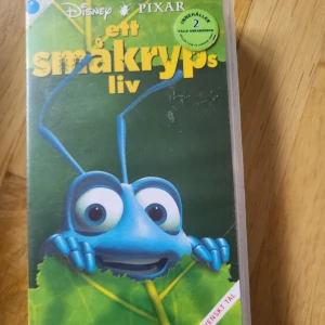 Ett Småkryps liv - Svensk tal♡~♡~♡ upphämtning 5 movies for 40kr message me for discount  Catagory: Barn filmar  Tal: Svenska  Längd: 95min  Please note that VHS tapes naturally degrade overtime even with proper care, therefore I cannot guarantee the condition of the tape's quality.  Bundle discounts: two items 10% off (automatic) three items 15% off, five items 20% off. Message me before purchasing 3+ items for discount.