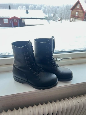 Svarta militärkängor M77 - Svarta militärkängor i storlek 40, köpt i Norge för 1999kr. Kvitto finns. 