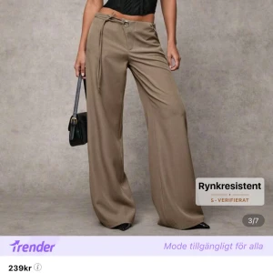 Kaki byxor - Unika och fina byxor i storlek L ( bra om man vill ha lowwaist) , materialet är rynkresistant💕som ny endast testat.