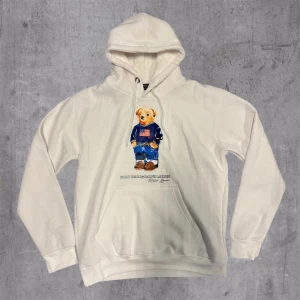 Vit Polo Bear hoodie - Vit polo teddybear Ralph Lauren hoodie 🧸 Storlek M  10/10 skick Pris går att diskutera 🤝 Hör av dig vid frågor eller fler bilder :)