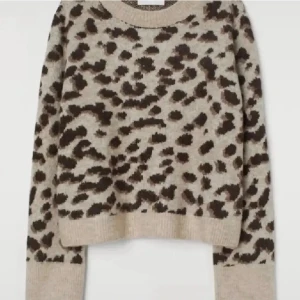 leopard tröja - så snygg och trendig leopard kofta från hm 🐆har ingen lapp där bak men chansar på xs-s noppig men kan tas bort enkelt med en noppbortagare 