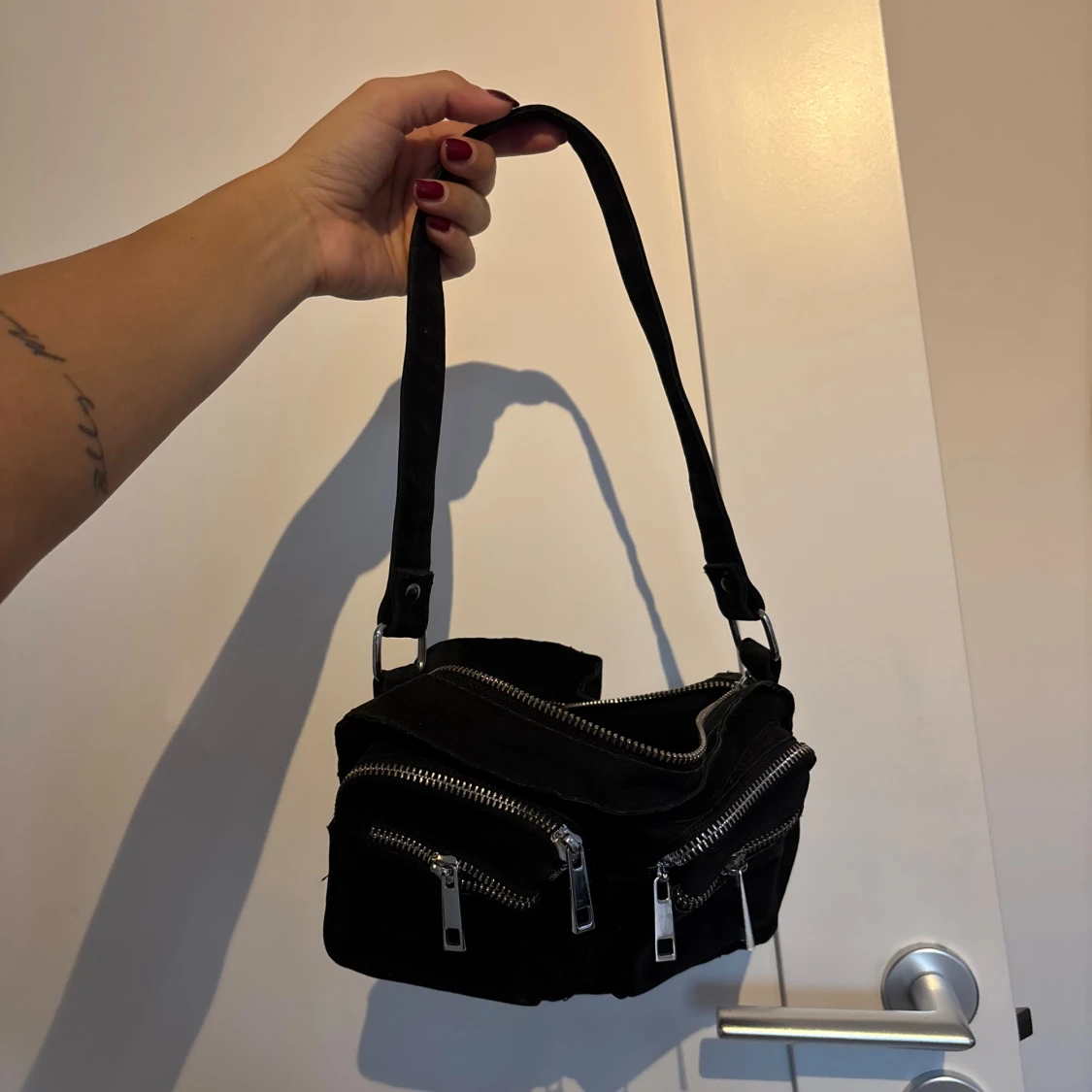 Svart axelväska i mocka från Noella