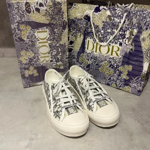 Dior skor - Riktigt snygga dior skor i storlek 37. Bara att skriva vid frågor eller funderingar.