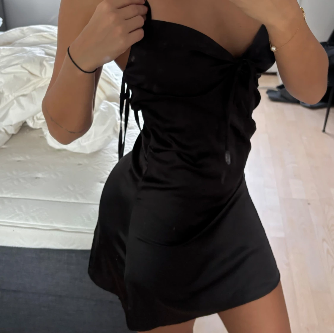 Svart kort satinklänning med snörning