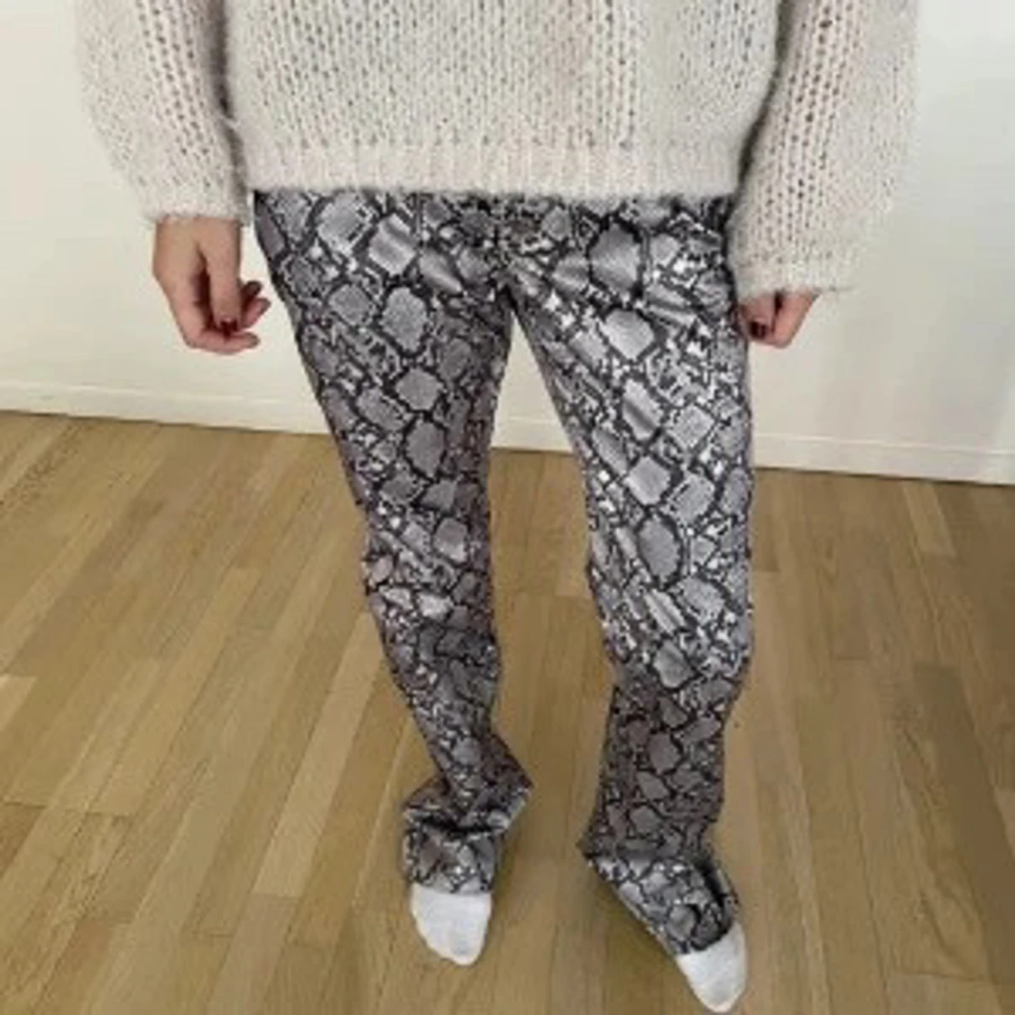 Grå ormmönstrade bootcut byxor