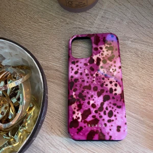 Burga Orchid iPhone 12 mini Skal - Stilrent Burga Tough MagSafe-skal i Orchid-design för iPhone. Dubbla lager med silikoninsida och hårt yttre skal ger extra skydd. Snyggt rosa mönster, passar perfekt till din iPhone. Skalet är i mycket gott skick utan synligt slitage.