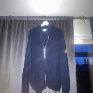 Stone island stickad zip tröja marinblå - Hej, säljer nu min marinblåa Stone island tröja med zip eftersom den ej passar mig längre! Condition är: 9/10 nypris är 4400kr, Hör av dig om du har några frågor!
