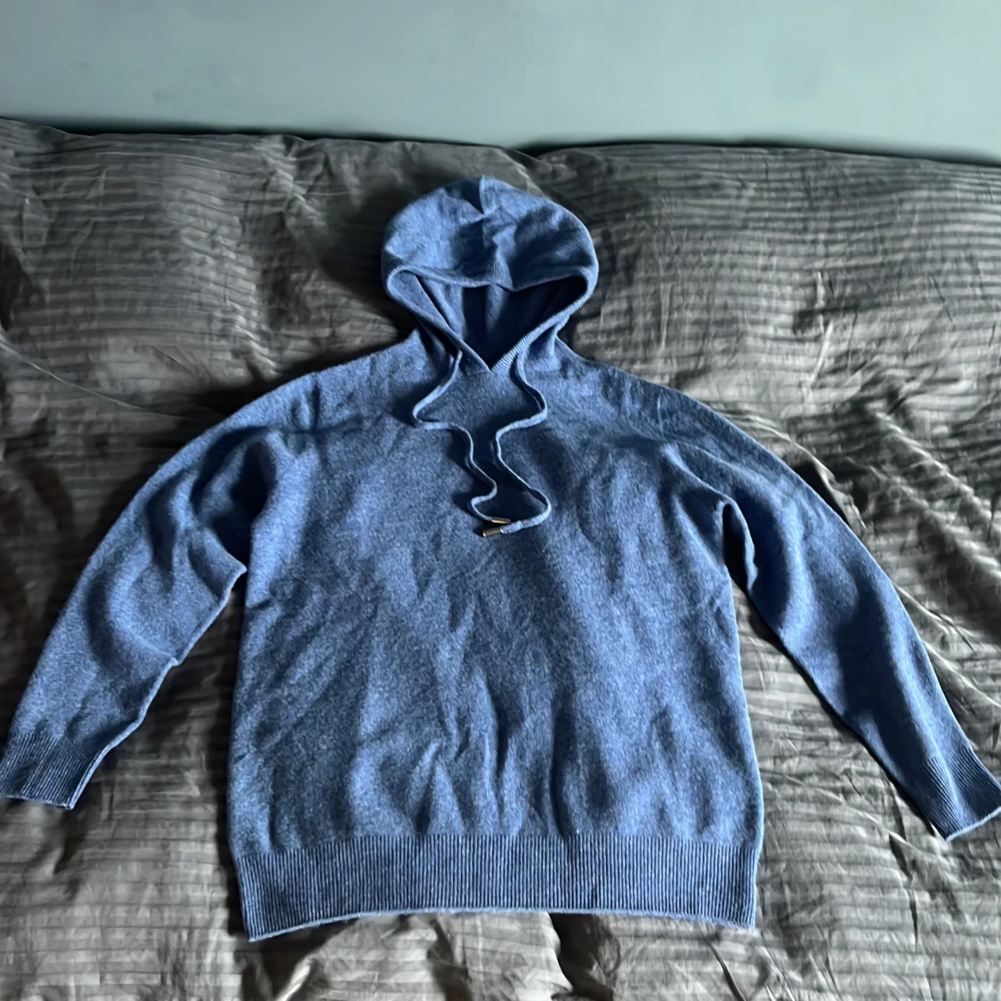 Blå stickad hoodie med huva