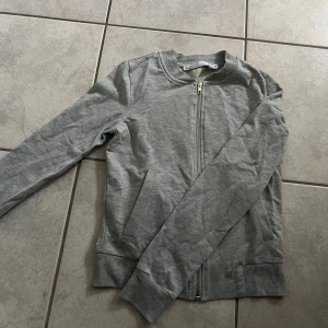 Kofta - Grå kofta med dragkedja från lager157, storlek xs💗