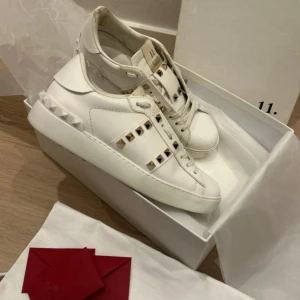 Valentino Garavani Rockstud sneakers vita - Snygga vita Valentino Garavani Rockstud sneakers. Köpta på miinto. För fler bilder kontakta gärna mig.
