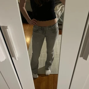 Gråa jeans med låg midja  - använda fåtal gånger 💕