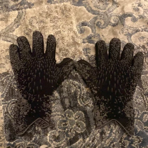 Målvaktshandskar  - Säljer ett par svarta handskar med coolt texturerat grepp på ovansidan och slät insida. De har ett digitalt mönster vid handleden och är perfekta för aktiviteter där bra grepp behövs. Materialet känns syntetiskt och slitstarkt. Bra för nya målvakter och för ett bra pris, använd en bra del men funkar bra. Pris kan diskuteras 