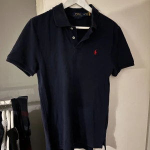 Ralph lauren pike  - Skick 9/10. Storlek S. Passa någon runt 180cm. Säljs pga för liten. Hör av er vid frågor!