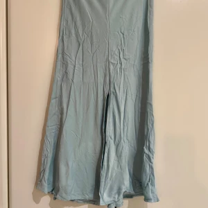 Midikjol Zara - Tyvärr inte så välstruken på bilderna, men en väldigt fin kjol i satin!