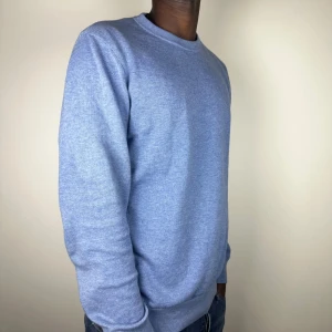 Merinoull Tröja - En stilren ljusblå Crewneck gjort av merinoull liknande matrial| Skick 10/10| Modellen Är 181 Och väger 70KG| Snabbköp| Pris kan diskuteras