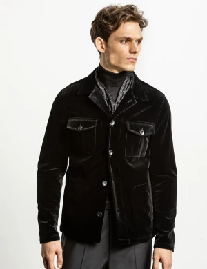 Oscar Jacobson Overshirt i svart sammet - Snygg svart overshirt från Oscar Jacobson, tillverkad i exklusiv italiensk sammet från Pontoglio 1883. Jackan har klassisk krage, fyra fickor fram och knäppning med knappar. Perfekt för dig som vill ha en stilren och modern look. Modell: Holger. Material:100% Bomull. Nypris 2999 sek. Skick:nyskick 