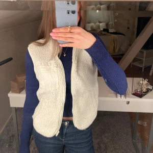 Vit fleeceväst med dragkedja - En varm och fin fleeceväst med både bröstficka o sidofickor! Inte använd så mycket. Är från Lindex i strlk 152/ Xs💗