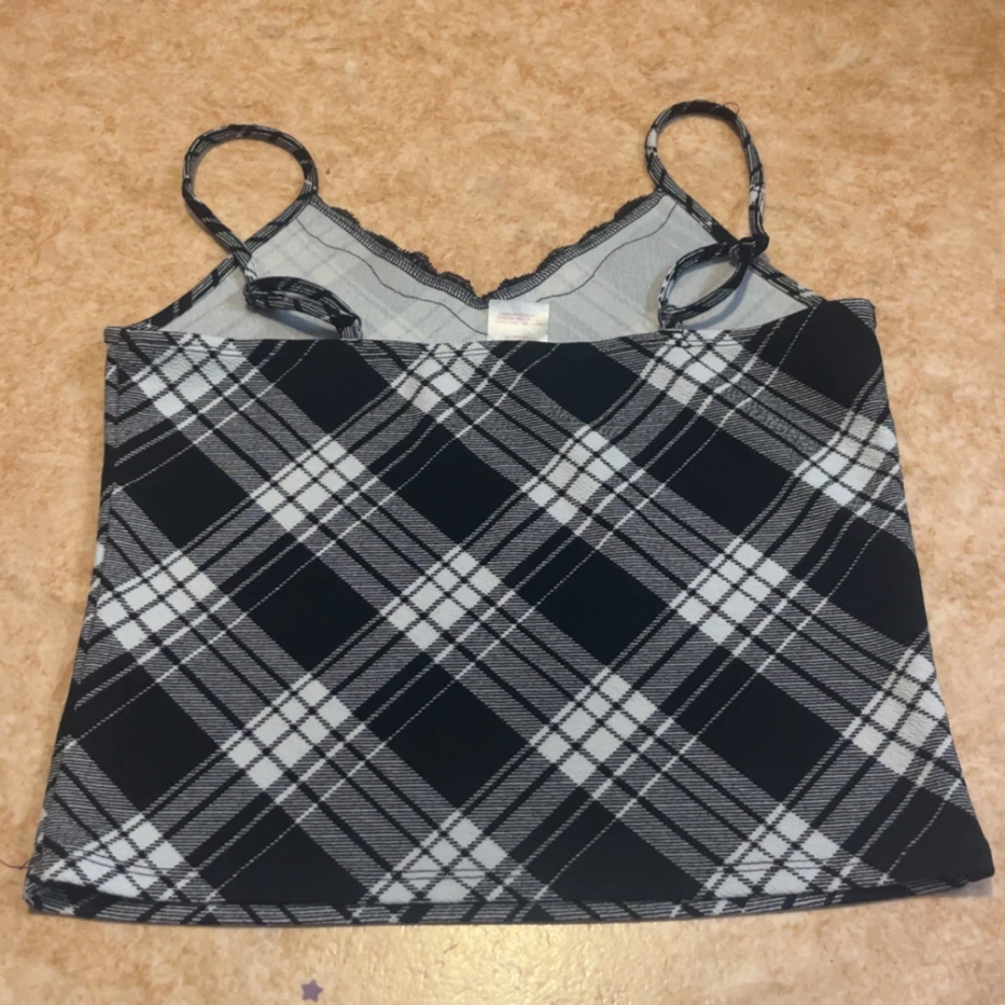 Svart och vit rutig linnetopp med spets - 1