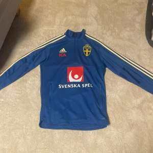 Blå långärmad Sverige fotbollströja - Säljer en Sverige tränings tröja i storlek S, knappt använd och är i bra skick.