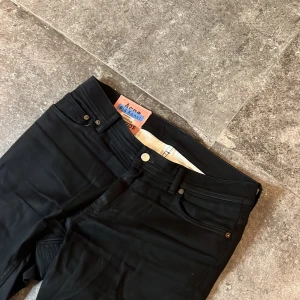 Raw Acne Studios Jeans 34/34 - Stört sköna svarta jeans från acne, lagning + litet hål i skrevet men inget som syns👏 Den här modellen är riktigt rare och går för runt 150-300 dollar på grailed🫡