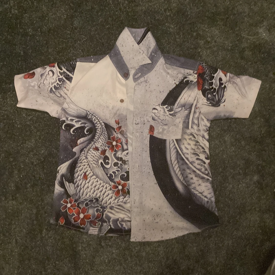 Kortärmad skjorta med koi och blommor