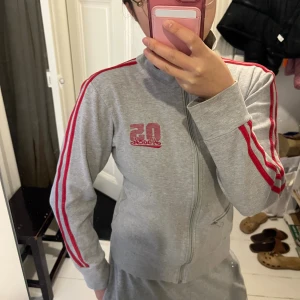 cool zip up - en vintage zip up som tyvärr inte kommer till användning! defekt förekommer på dragkedjan men tröja är fortfarande fullt fungerande!