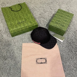 Gucci keps - Säljer denna Gucci kepsen i svart den är helt ny och aldrig använd och det finns inga konstigheter med den alls. Allt orginallt medföljer som på bilderna. Vid flera frågor om bilder osv så är det bara att kontakta mig.