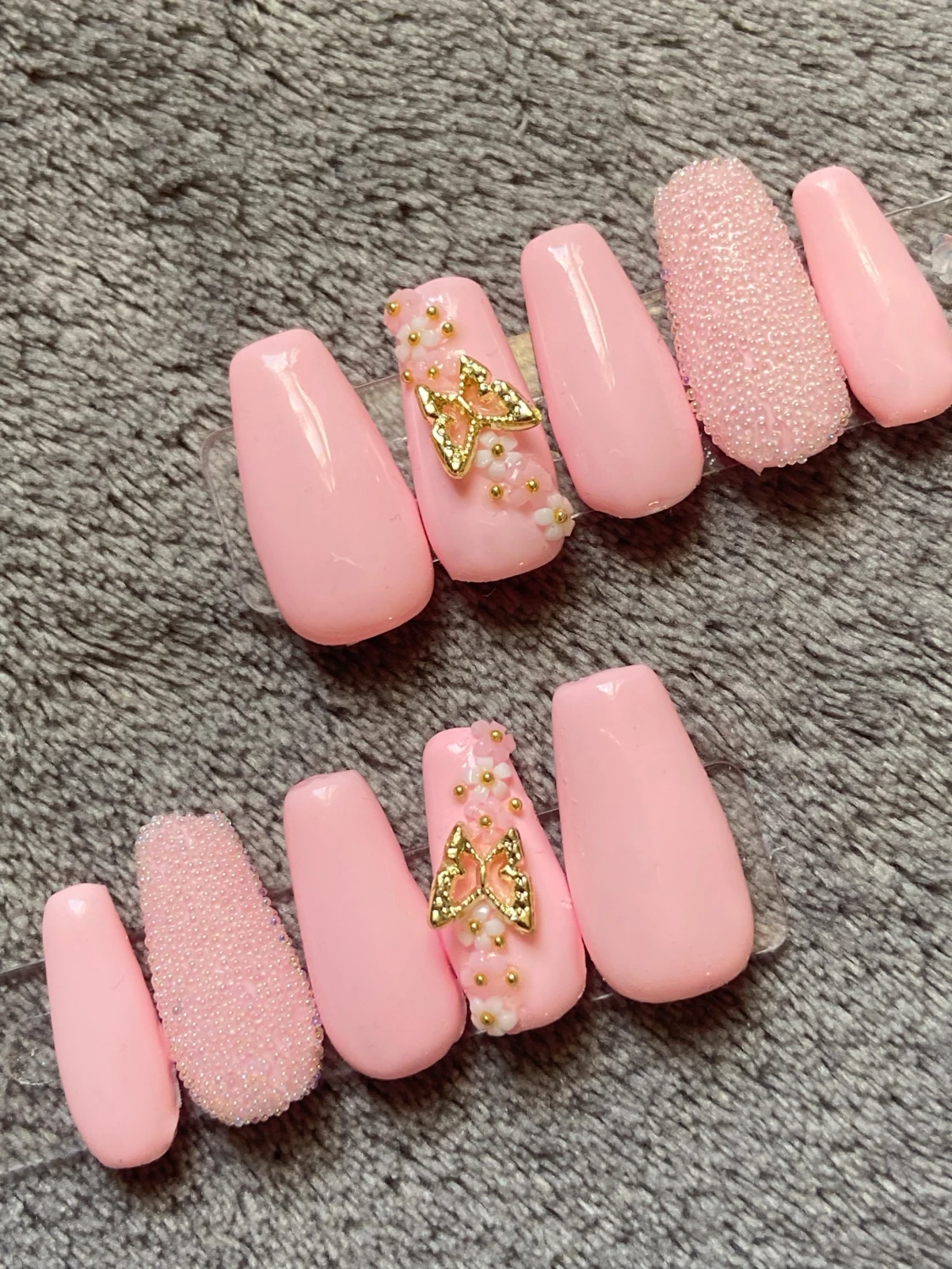 Rosa press-on naglar med fjärilsdekor