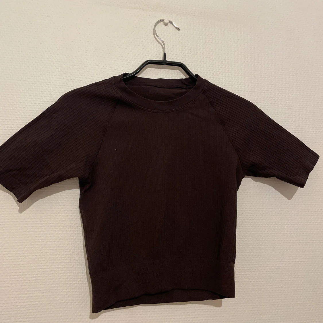 Mörkbrun ribbad träningstopp - 1