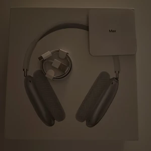 AirPods Max - Snygga Apple AirPods Max i silver, komplett med originalförpackning, laddkabel och skyddsfodral. Hörlurarna är i mycket gott skick utan synligt slitage eller repor. Perfekt för dig som söker trådlösa over-ear hörlurar med fantastisk ljudkvalitet och aktiv brusreducering. De är 1:1