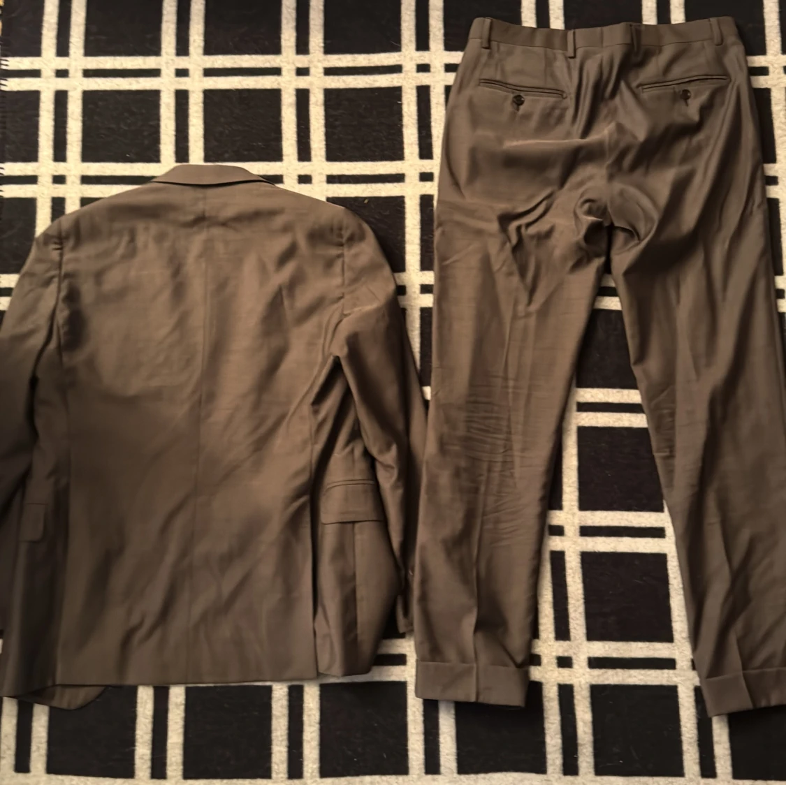 Brun kostym från Rose & Born, stl 48 - 1