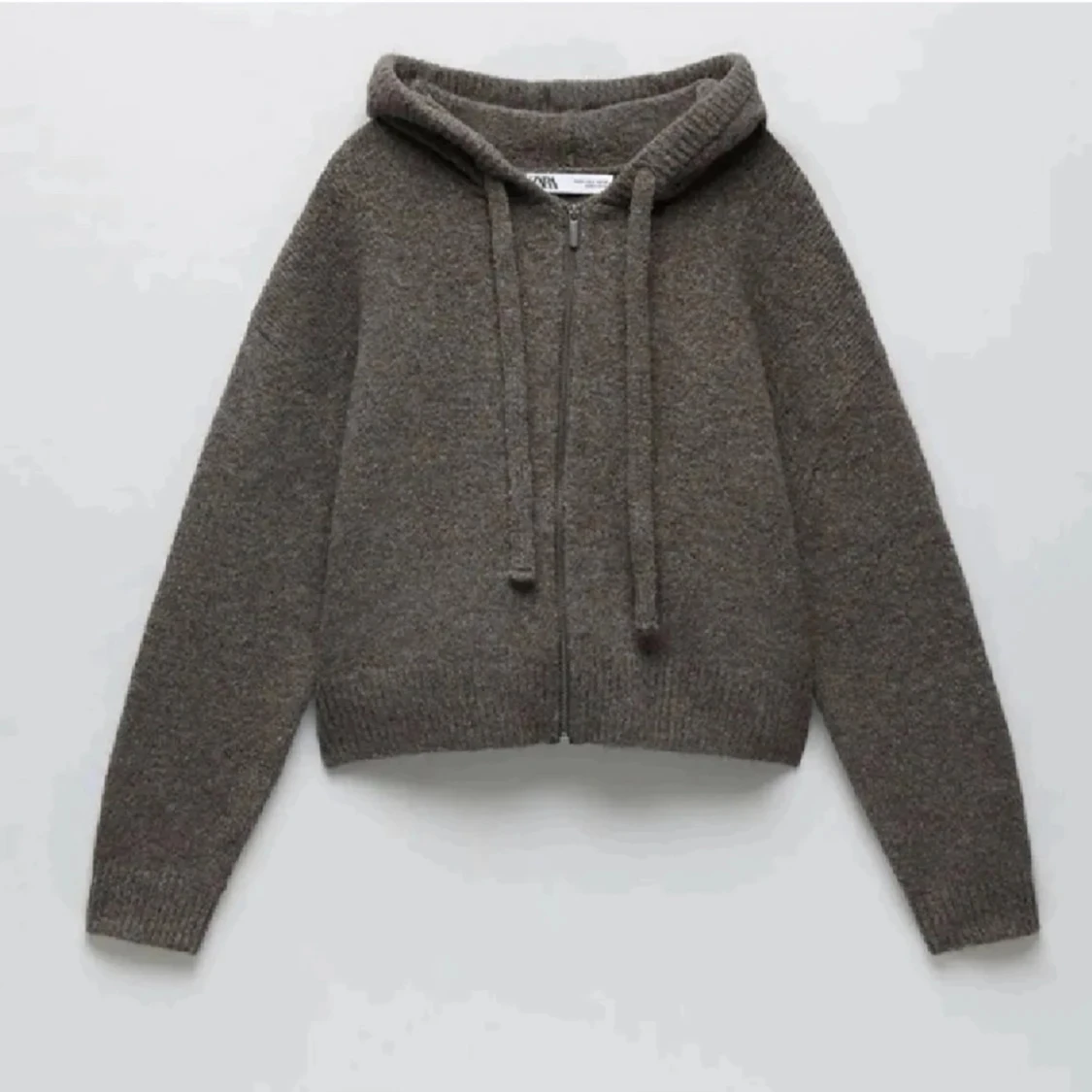 Brun stickad hoodie från Zara