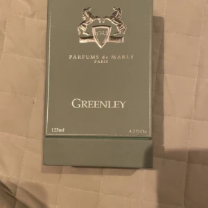 Parfums de Marly Greenley 125ml - Greenley från Parfums de Marly. Nästan o använd köpte för ca 6 månader sen men inte använt den mycket alls! Inga fel elle skador skulle säga att 120ml finns kvar i den kom me bud i dm inga skam bud! 