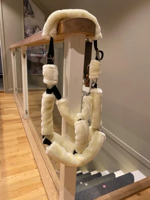 Fluffig vit grimma  - En fin fluffig grimma i storlek X-full. Den är i bra skick och har aldrig andvänds. Köparn står för frakt. 