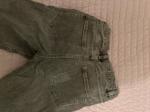 Grå jeansbyxor från Kappahl - Säljer ett par grå jeans bootcut från Kappahl i storlek 152. midjan går att justera!