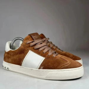 Valentino Flycrews - Riktigt snygga bruna Valentino Flycrew ny pris ny pris :7500 sek men är slutsålda överallt storlek 41 men passar 42 Alla nitar sitter kvar