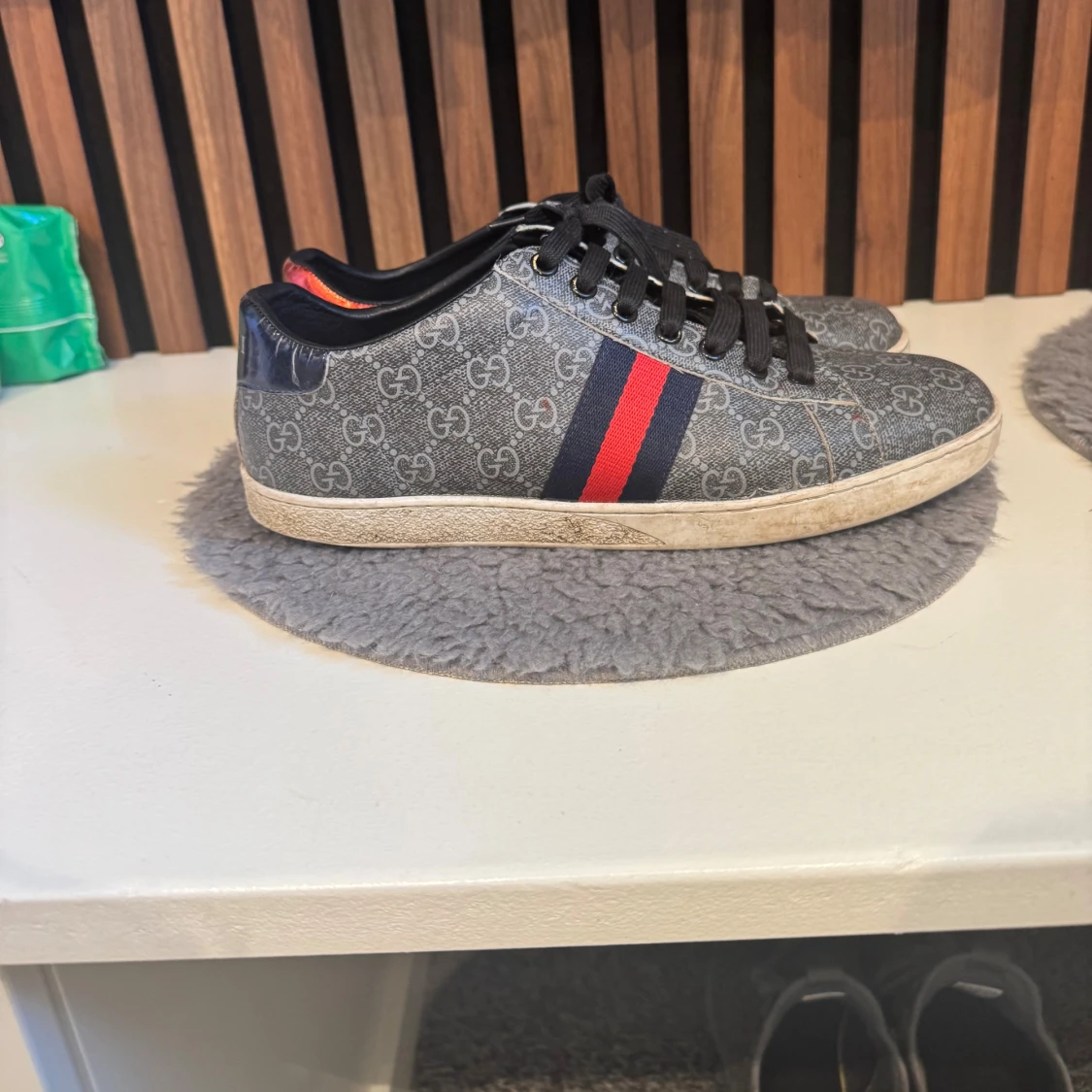 Gucci sneakers med monogram och röd/blå rand