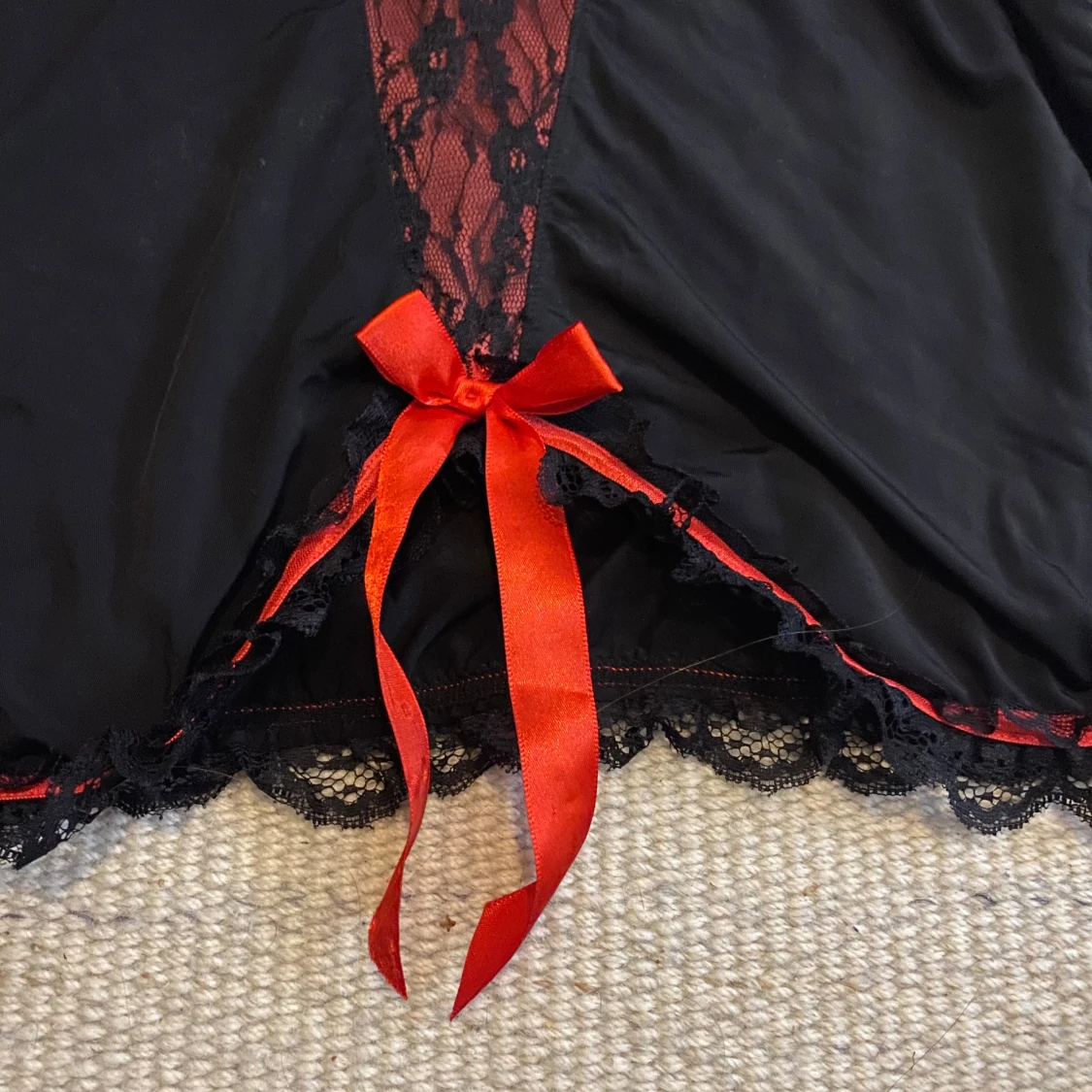Svart och röd lace klänning - 2