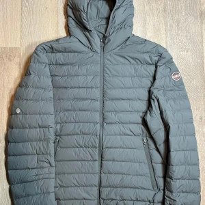 Colmar Jacka - Säljer en Colmar jacka i färgen grå. Jackan är i storlek M och är i super skick. Den är näst intill ny och knappast använts. Priset är inte fast och går att pruta vid snabb affär. Hör av er ifall ni har fler funderingar!