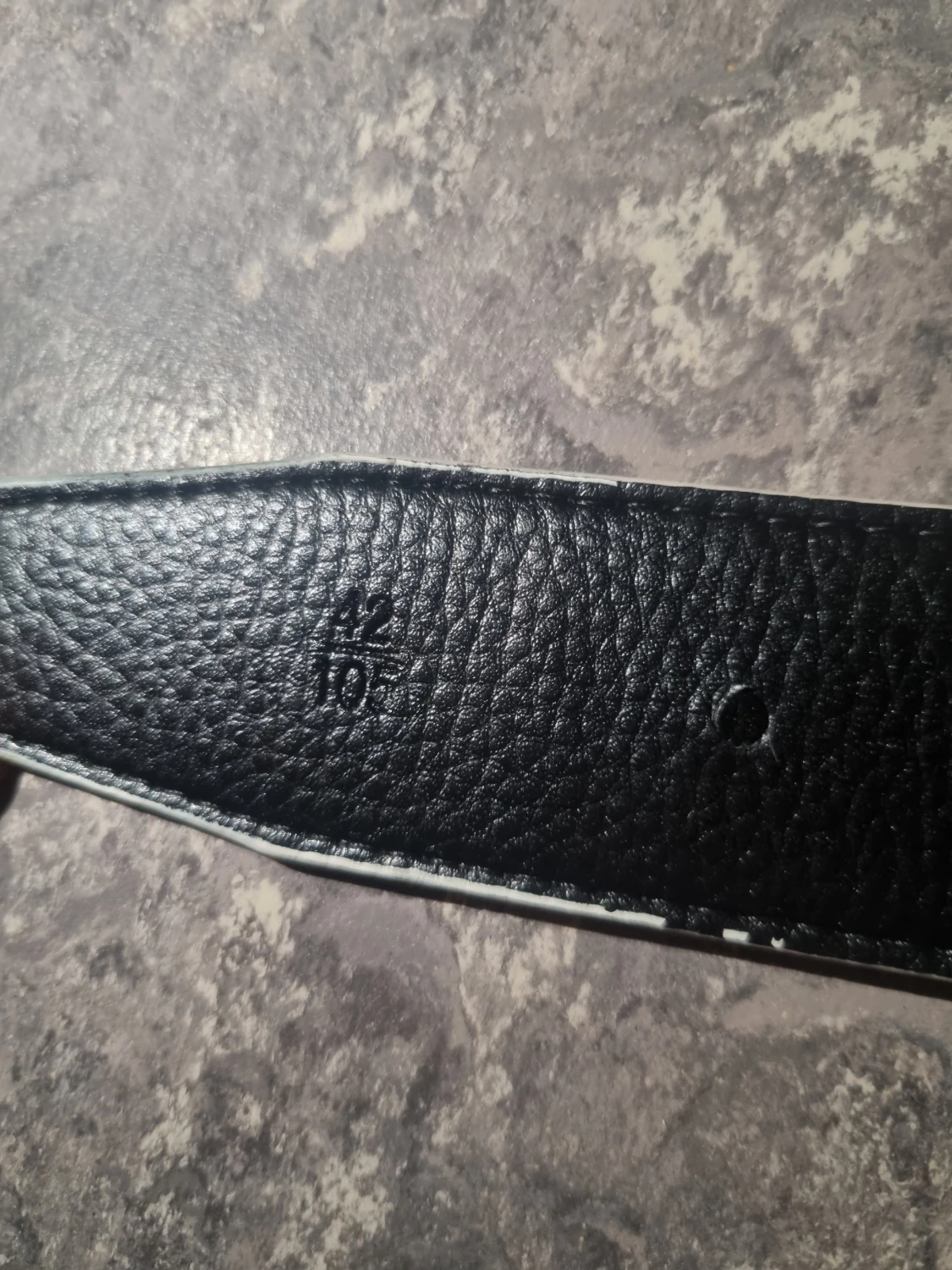 Svart skärp med silvrigt H-spänne - 6