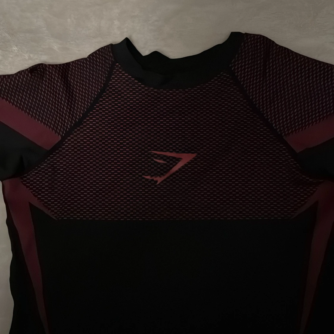 Svart och vinröd Gymshark t-shirt - 2