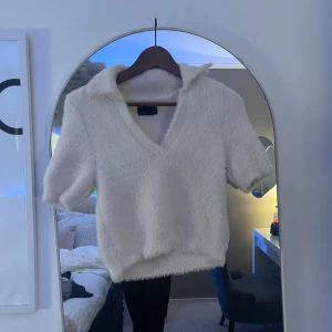 Vit fluffig tröja från ASOS DESIGN - Supermjuk och fluffig vit tröja från ASOS DESIGN i storlek S. Den har inget knottrigt på sig ser helt ny ut och har aldrig använt den 