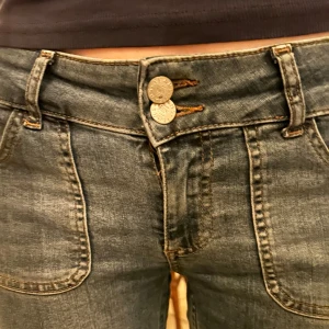 Nelly jeans - Säljer ett par jätte söta jeans från Nelly! De kommer inte riktigt till någon användning så därför säljer jag de, det är storlek 38 men är rätt så stretchiga💞